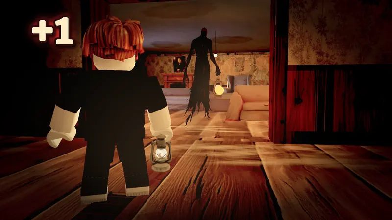 Captura dentro del juego Steal From The Haunted House: el jugador de espaldas con un farol y, al fondo, la silueta del Guardián en la casa.
